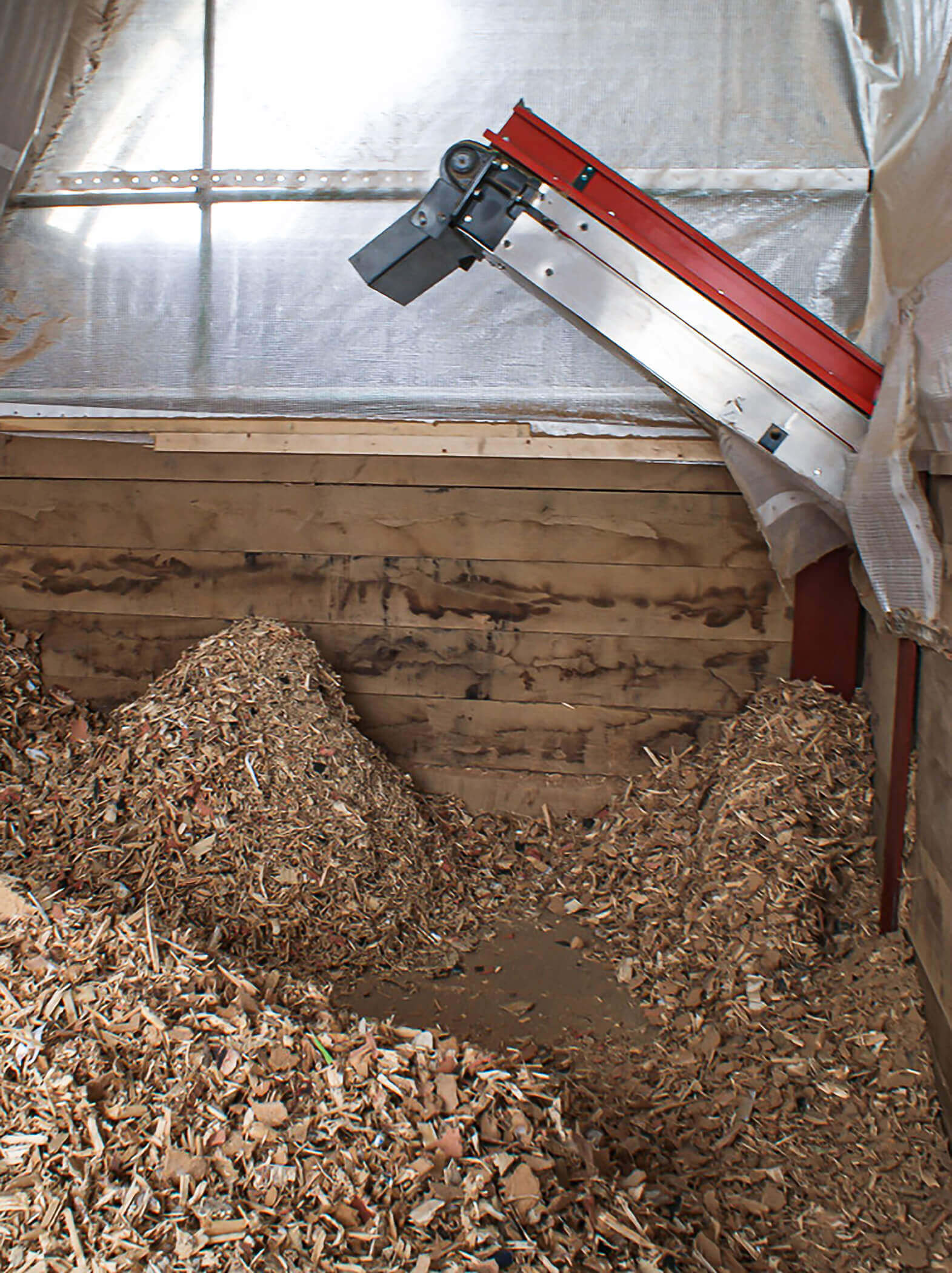 The shredded wood is transported into the bunker via conveyor belt