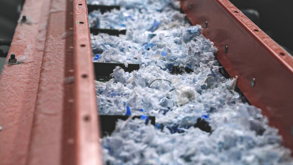 Shredded plastic on a conveyor belt