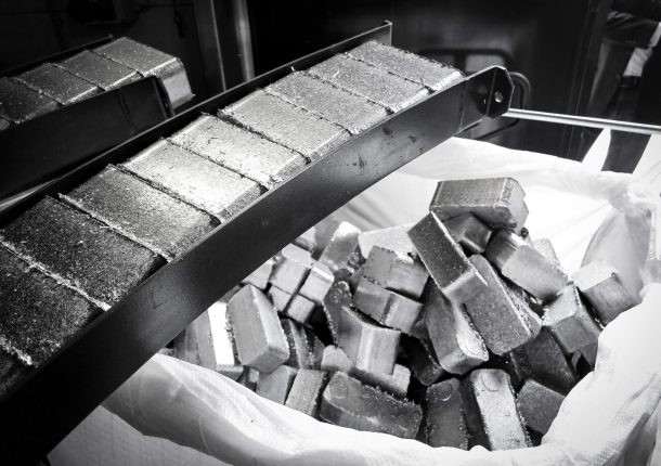 Austrag von Metallbriketts