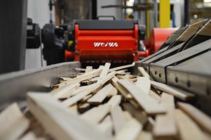 WEIMA Horizontal-Zerkleinerer shreddert lange Holzreste