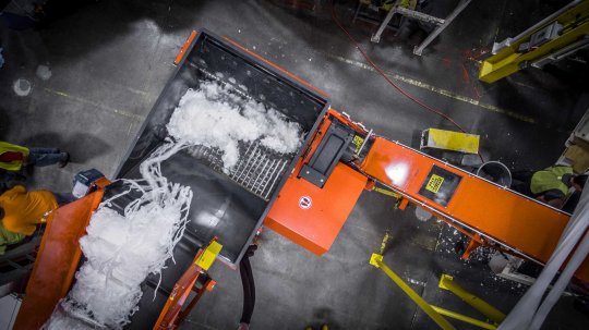 View of the cutting room of a single-axis shredder during film shredding