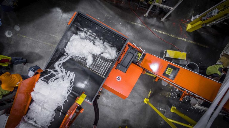 Blick in den Schneidraum des Einwellen-Zerkleinerers bei der Zerkleinerung von Folien