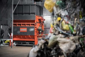 weima shredder im hintergrund, im vordergrund abfallballen