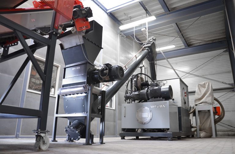 WEIMA Hammermühle und Brikettpresse verpressen Holz zu Briketts