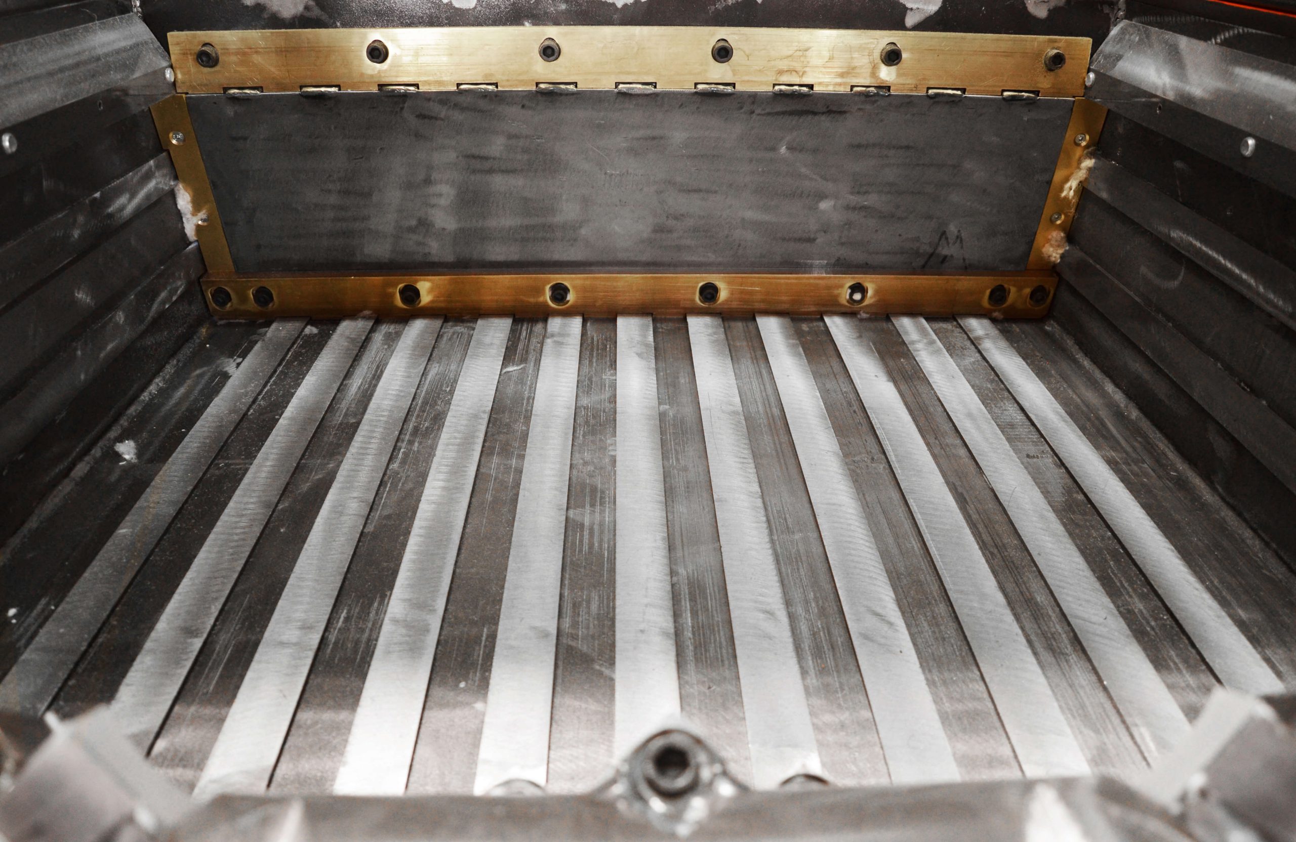 Pusher shredder with segmented base
