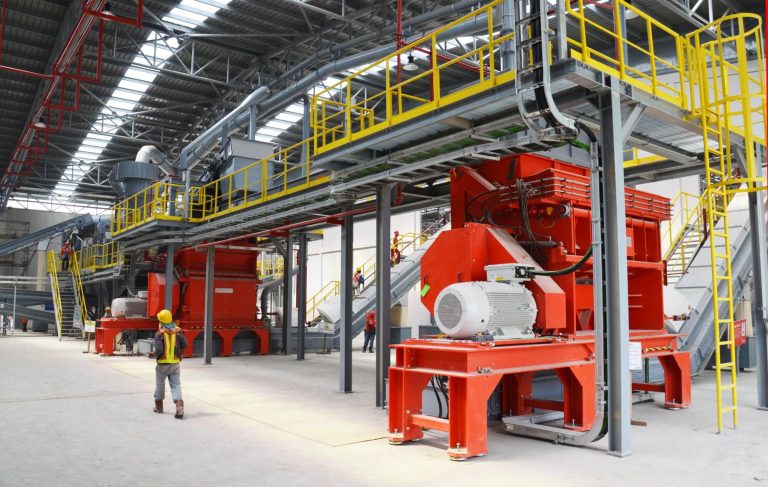 Zwei WEIMA FineCut 2500 Shredder bei Geocycle mit Riemenantrieb in einer Halle mit einer Person davor