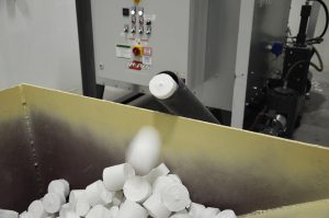 Papierbrikett fällt in Sammelbehälter