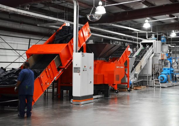 Shredder und Extruder stellen Granulat her