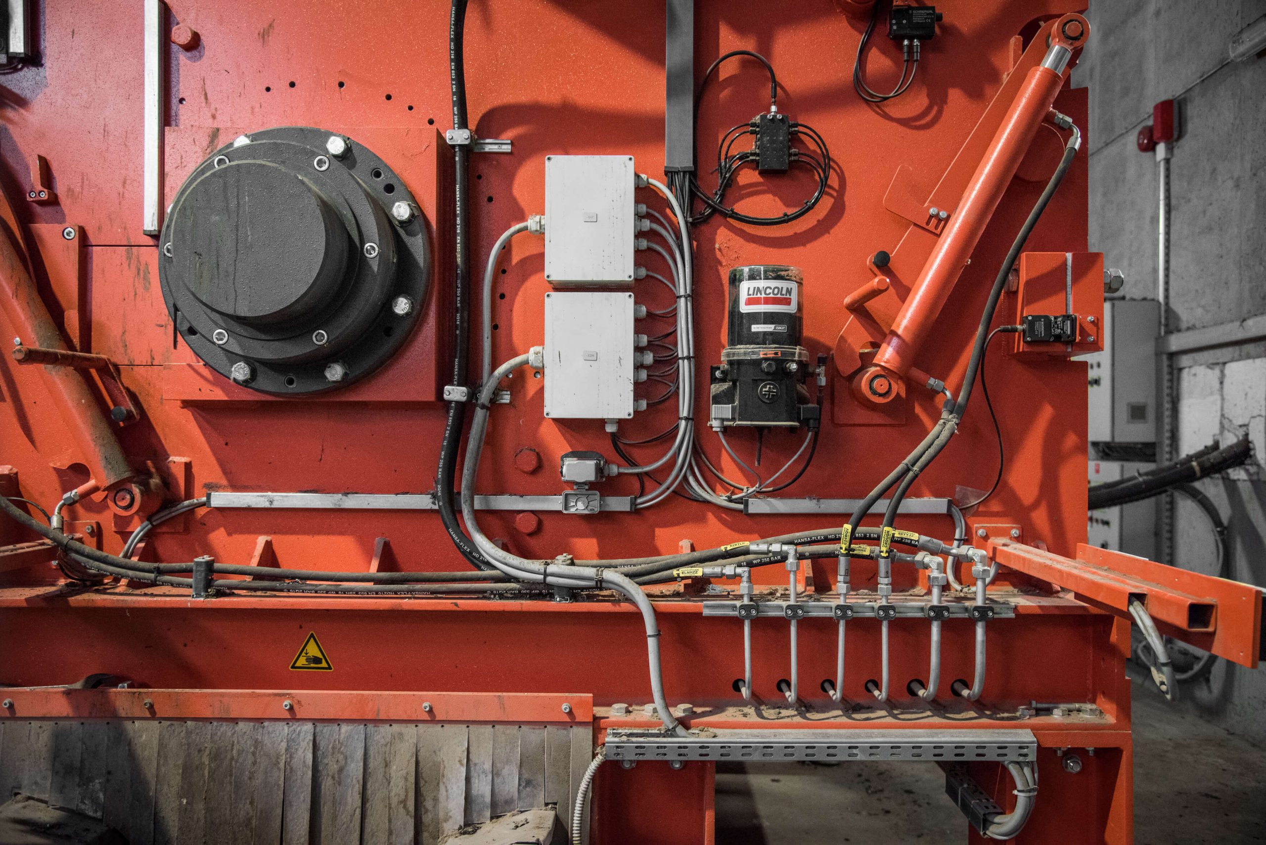 Side view of a WEIMA PowerLine shredder with lubrication lines, bearings, and cables