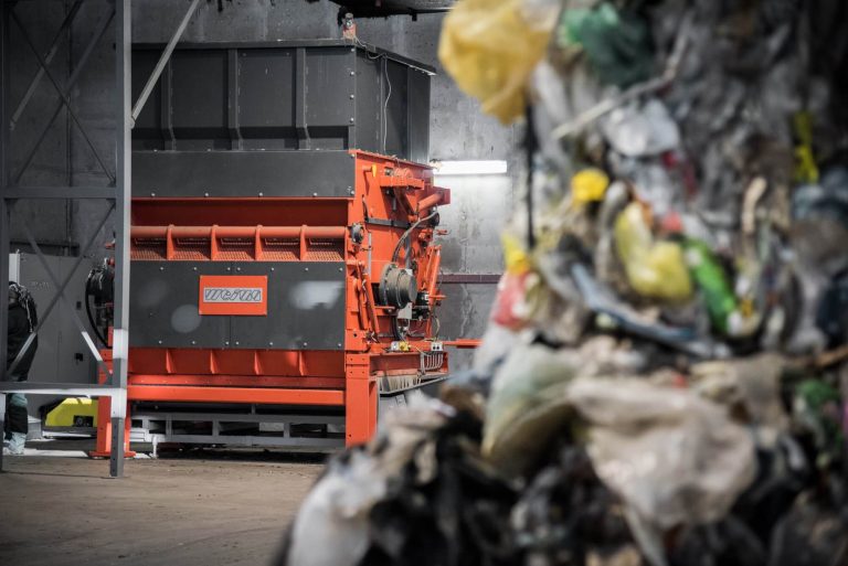 WEIMA PowerLine 2500 Einwellen-Zerkleinerer shreddert Abfälle für die Ersatzbrennstoffproduktion