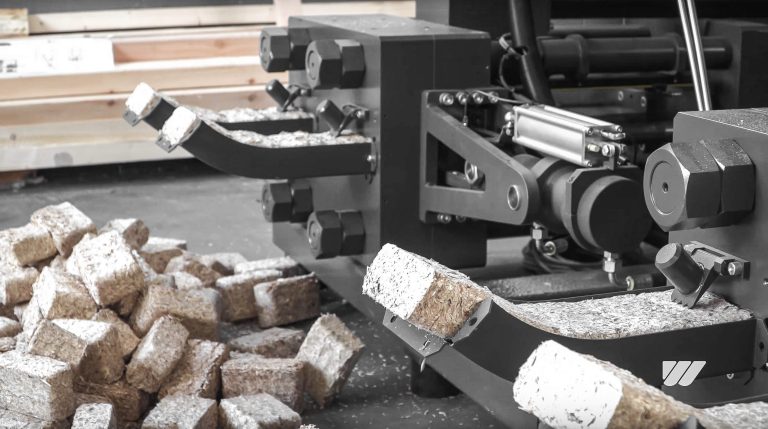 Zwei TH 1500 Brikettierpressen produzieren Holzbriketts