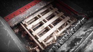 Paletten Zerkleinerung im Schneidraum eines WLK 1500 Shredders
