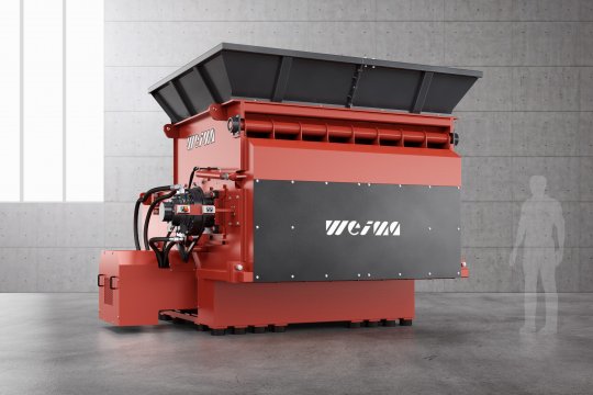 orange red weima shredder in front a grey concrete wall