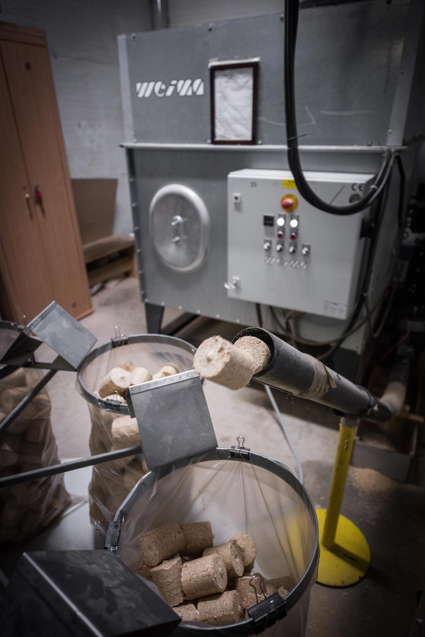 Round briquettes made of milling chips are discharged from the briquette press and directly packed