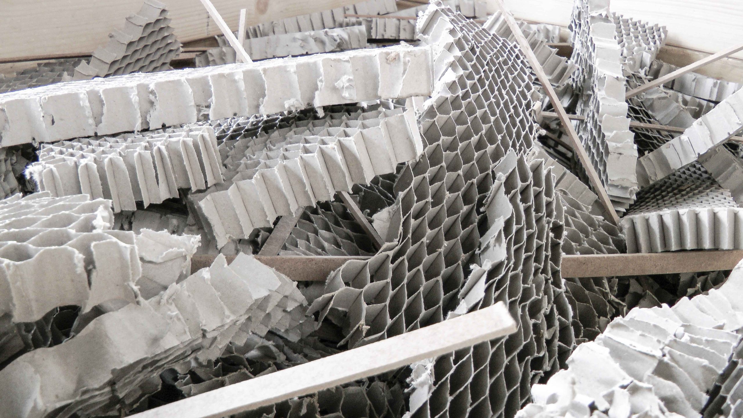 Alte Kartons vor dem Recyclingprozess