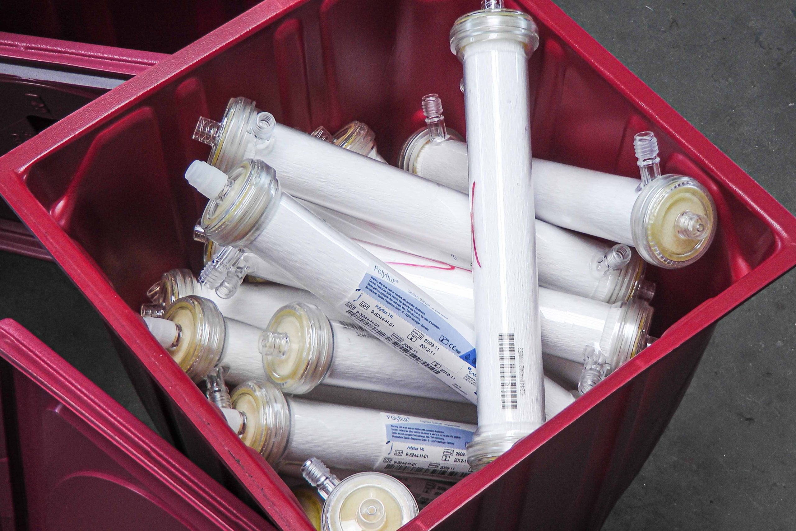 Ein rote Kiste voll mit Filterampullen aus Glas