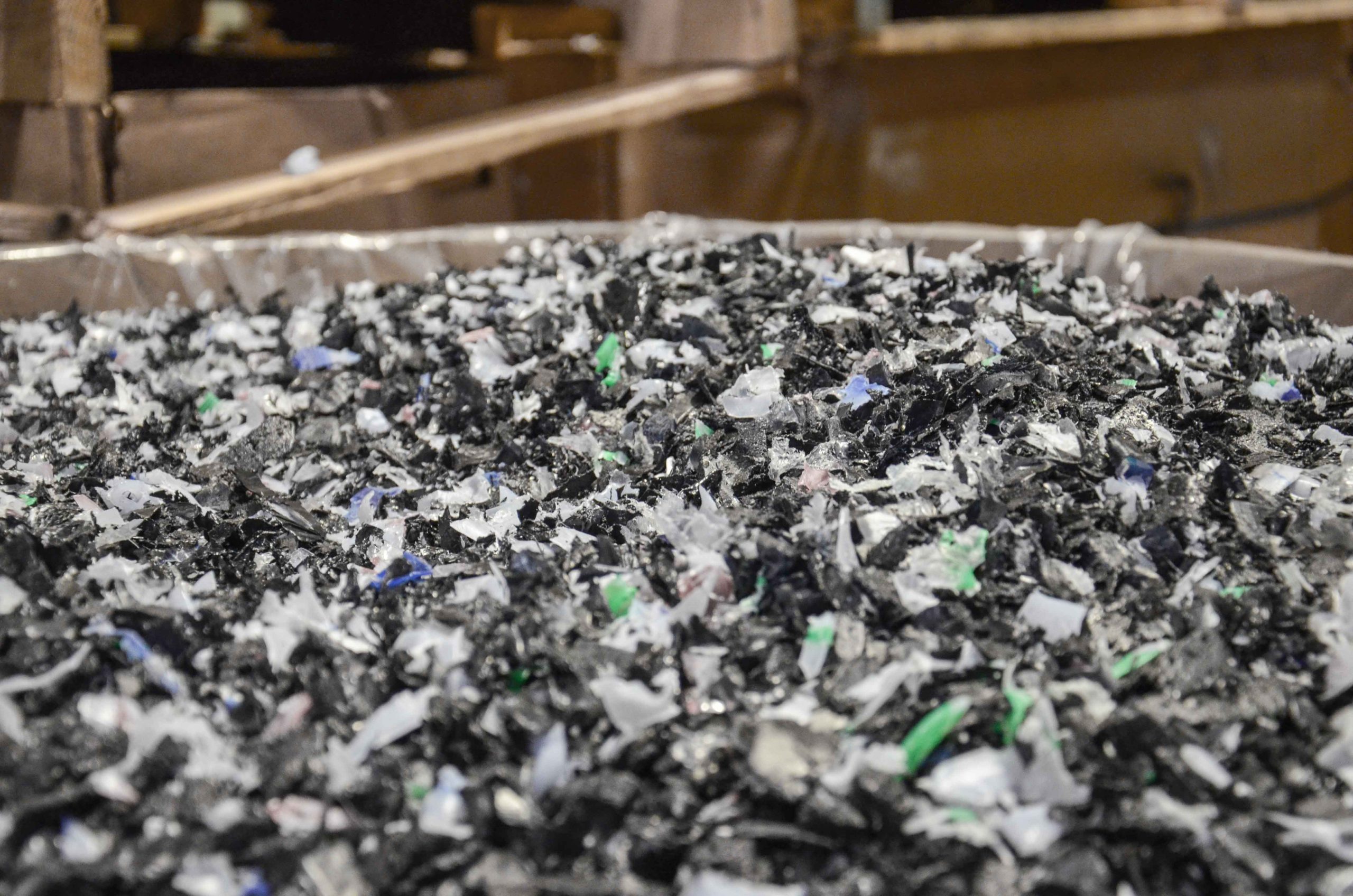 Zerkleinerte PVC-Folie in verschiedenen Farben als Mahlgut nach dem industriellen Recyclingprozess