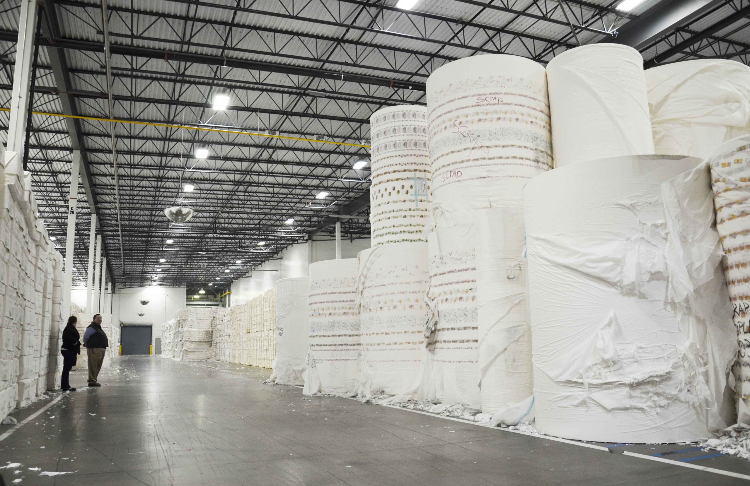 Riesige Papierrollen vor der Zerkleinerung