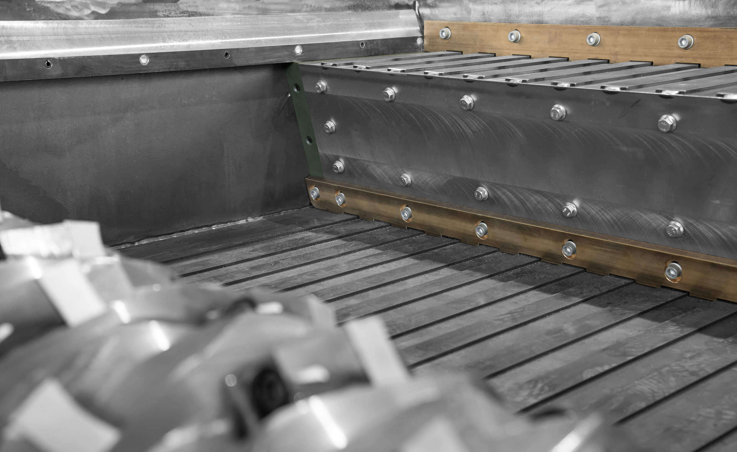 Vista do carneiro horizontal com base segmentada e contra-facas