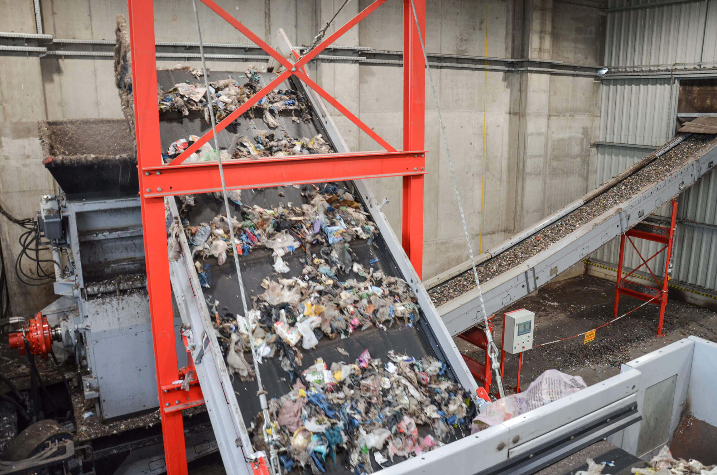 WEIMA PowerLine single-shaft shredder shreds waste for the production of alternative fuels