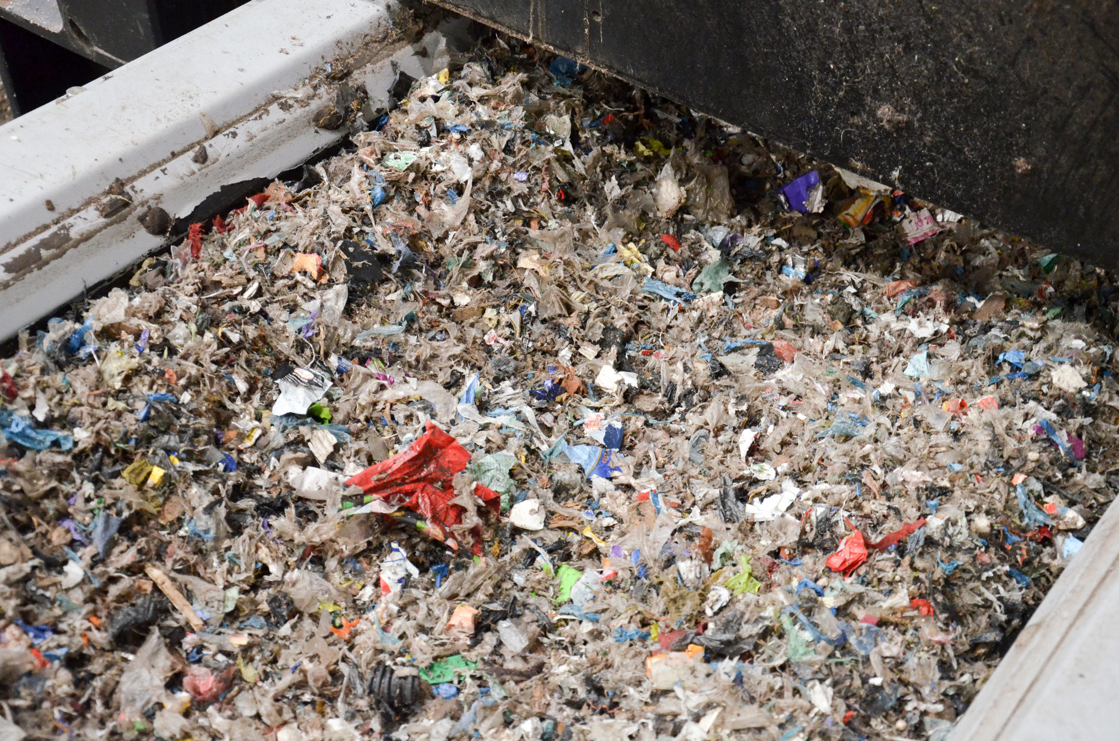 Shredded waste as secondary fuel for the calciner firing