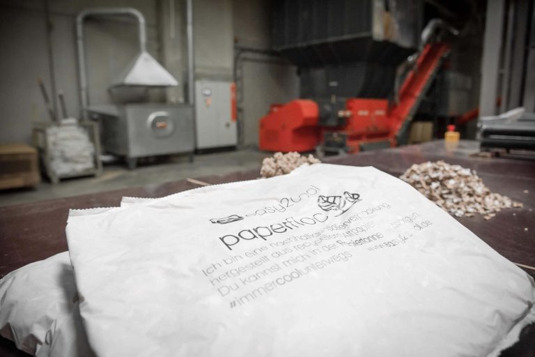 The sustainable insulation mat is made from waste paper and corrugated cardboard.