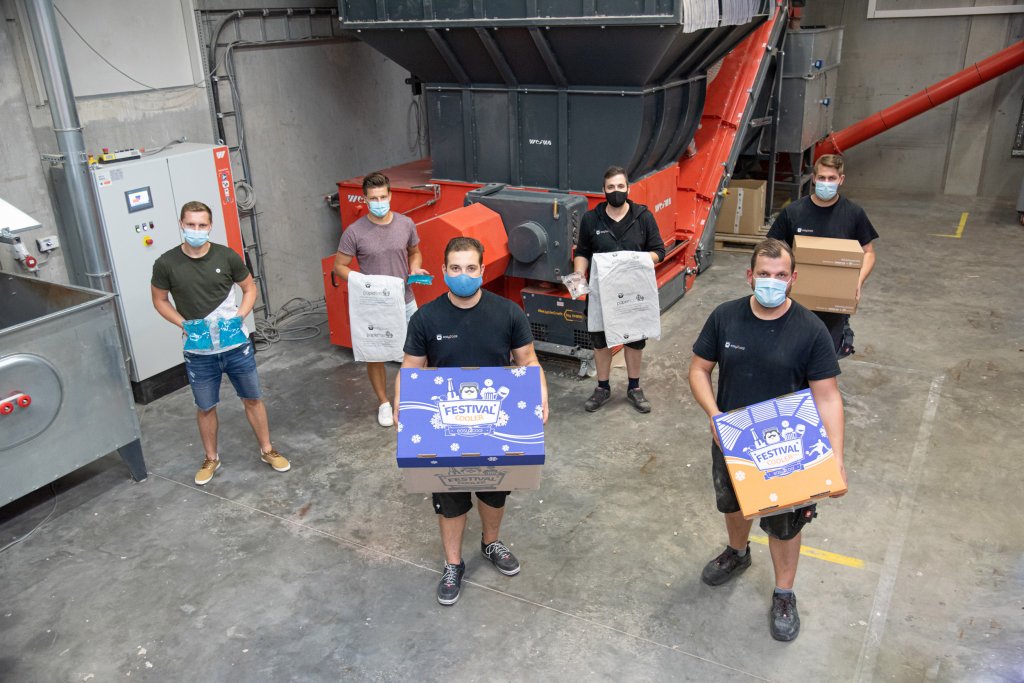 easy2cool employees pose with boxes