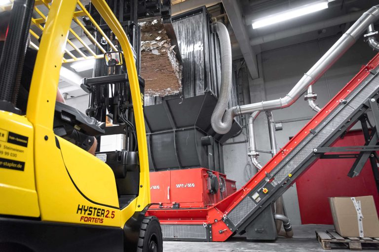 Particularly important when shredding paper: an extraction system