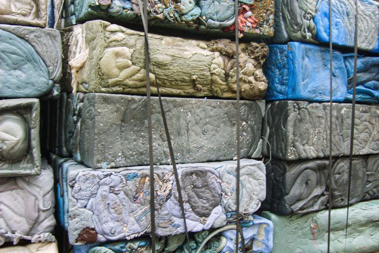 Stapel von Anfahrkuchen aus diversen Kunststoffen in Blöcken vor der Zerkleinerung