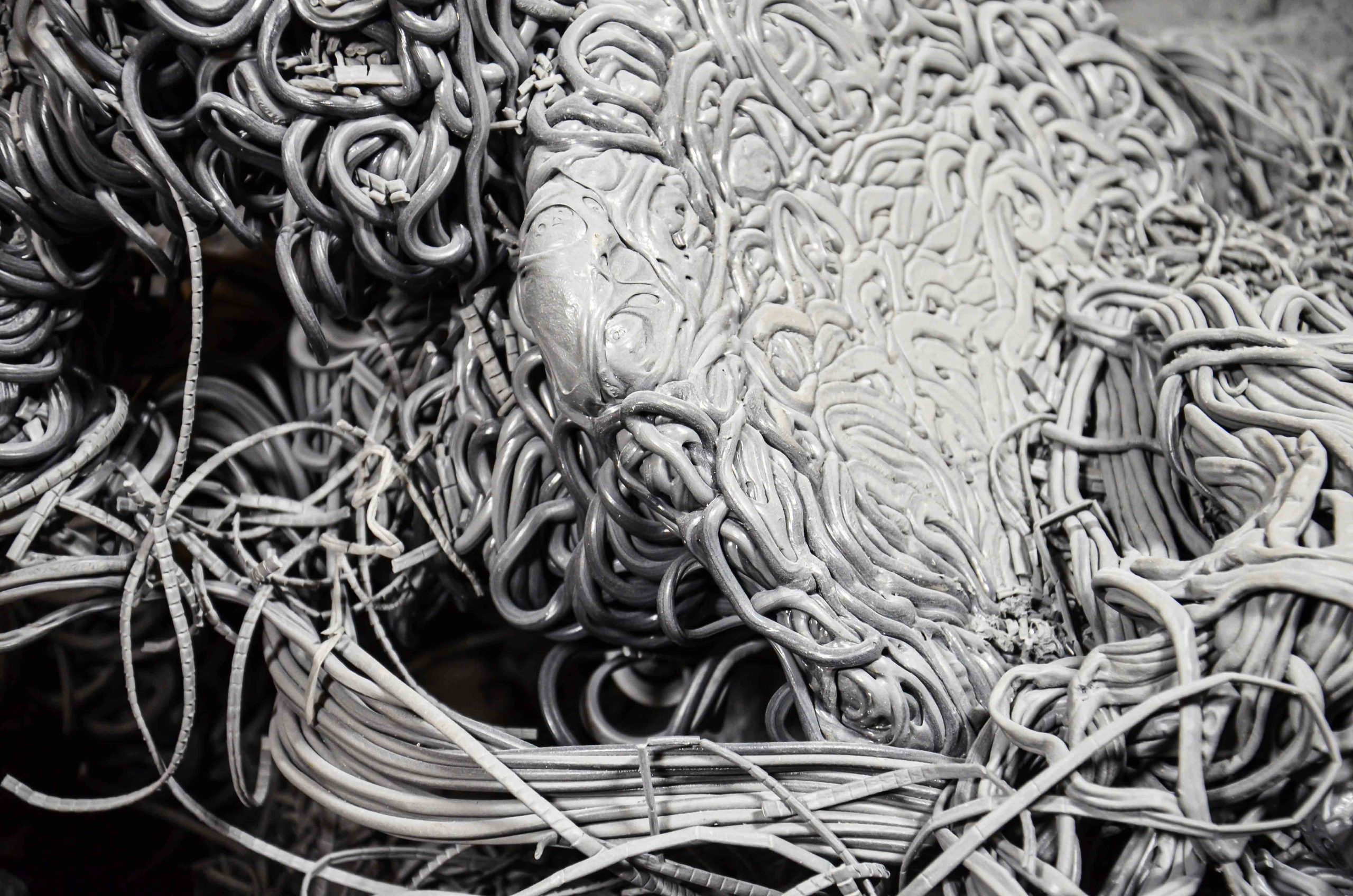 Gemischte Anfahrspritzlinge aus dem Extruder als Close up auf einem Bild dargestellt.