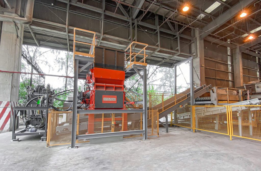WEIMA PowerLine 1500 zerkleinert giftigen Sondermüll bei INSEE Ecocycle in Vietnam