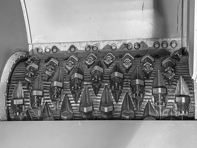 V-rotor with grooved knife pockets