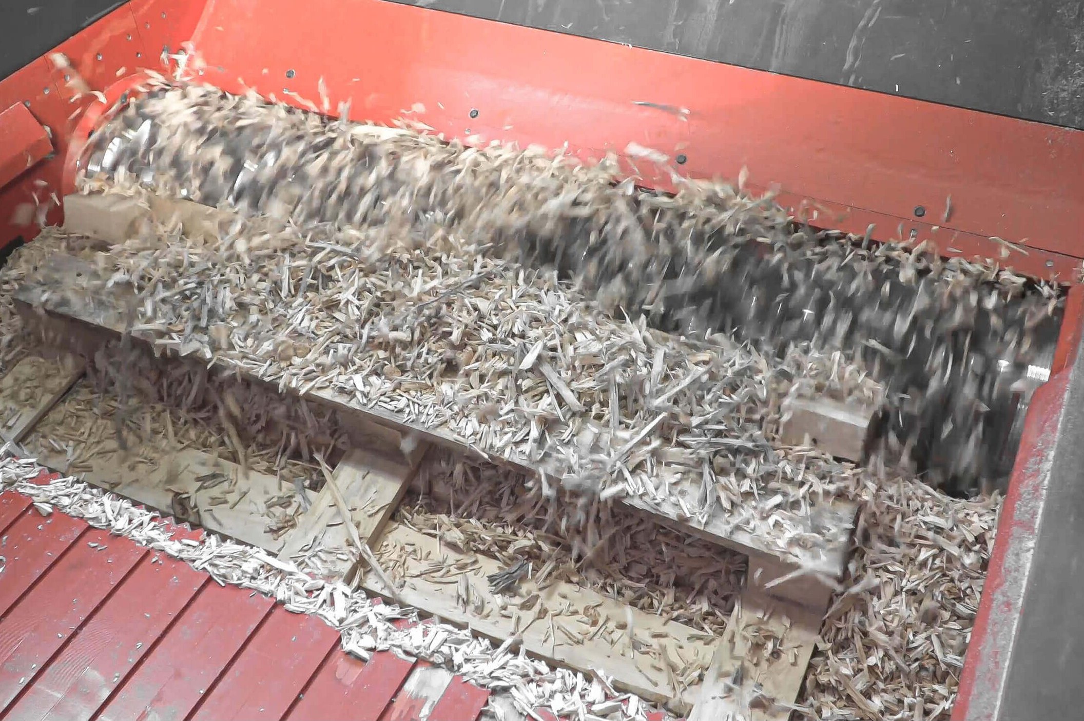 WEIMA Shredder zerkleinert Paletten