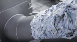 Presslinge aus Etiketten werden aus der Maschine geschoben
