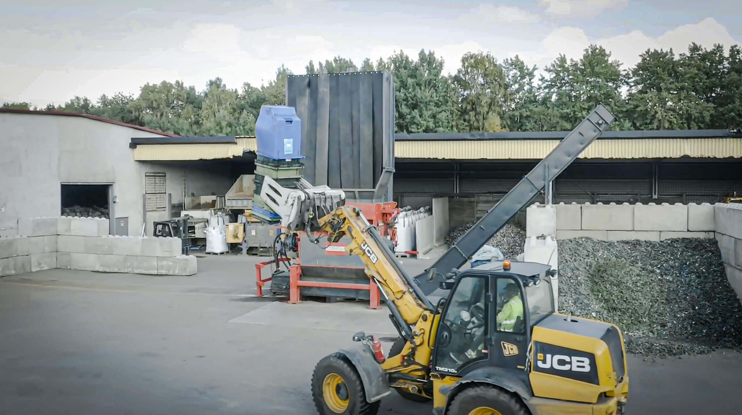 Loading of the plastic shredder