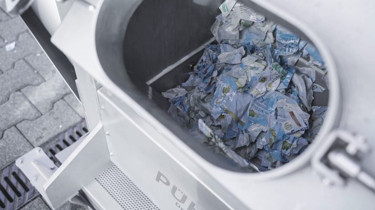 Nasse Labels vor dem Pressprozess