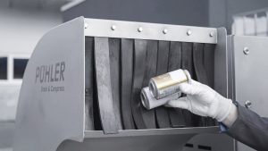 Dose werden in eine PUEHLER Verpackungspresse E 300 geworfen