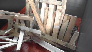 Massivholz Paletten werden im Schneidraum zerkleinert