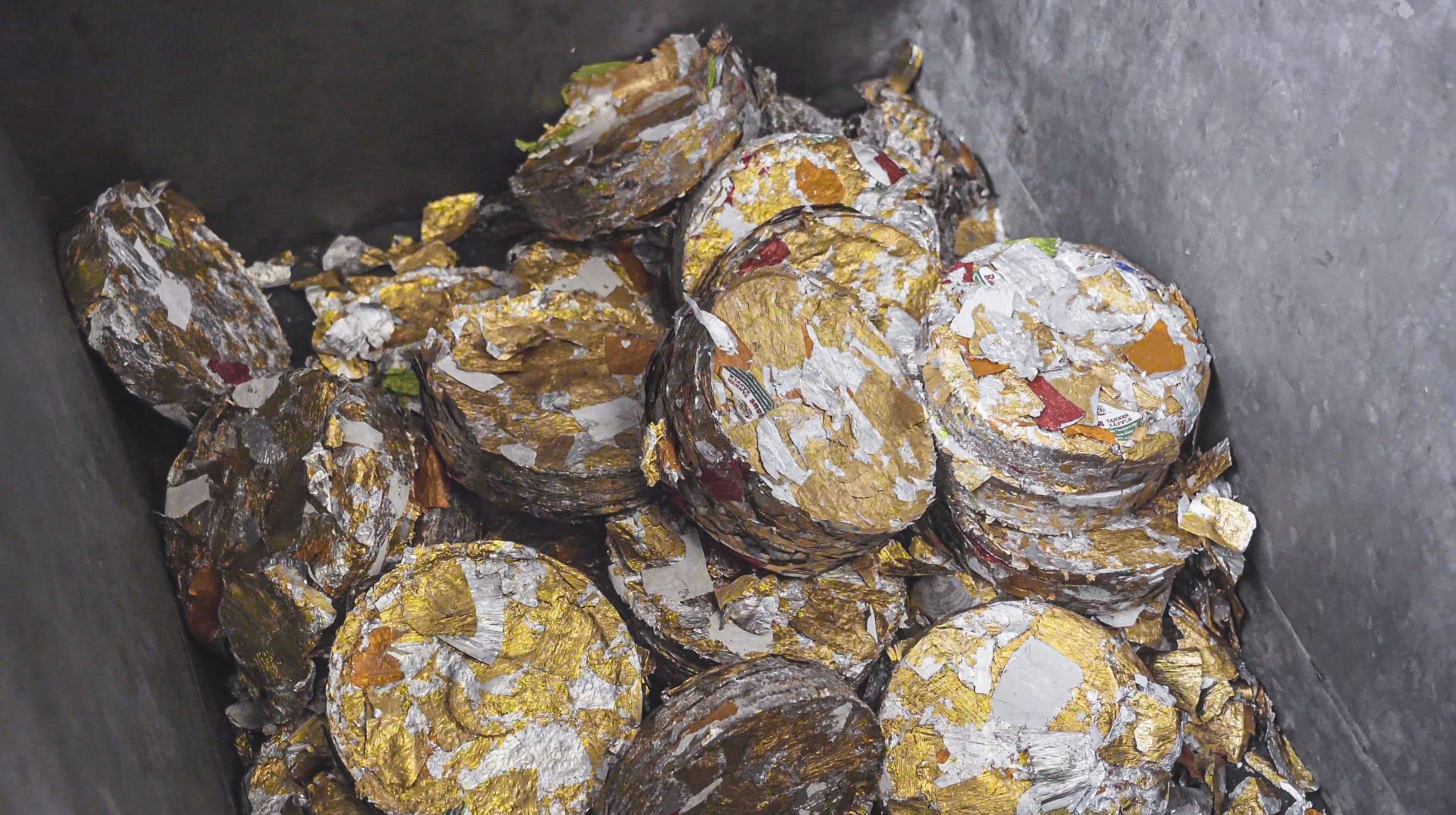 Ausgepresste Labels aus Aluminium bei der Brauerei Rothaus