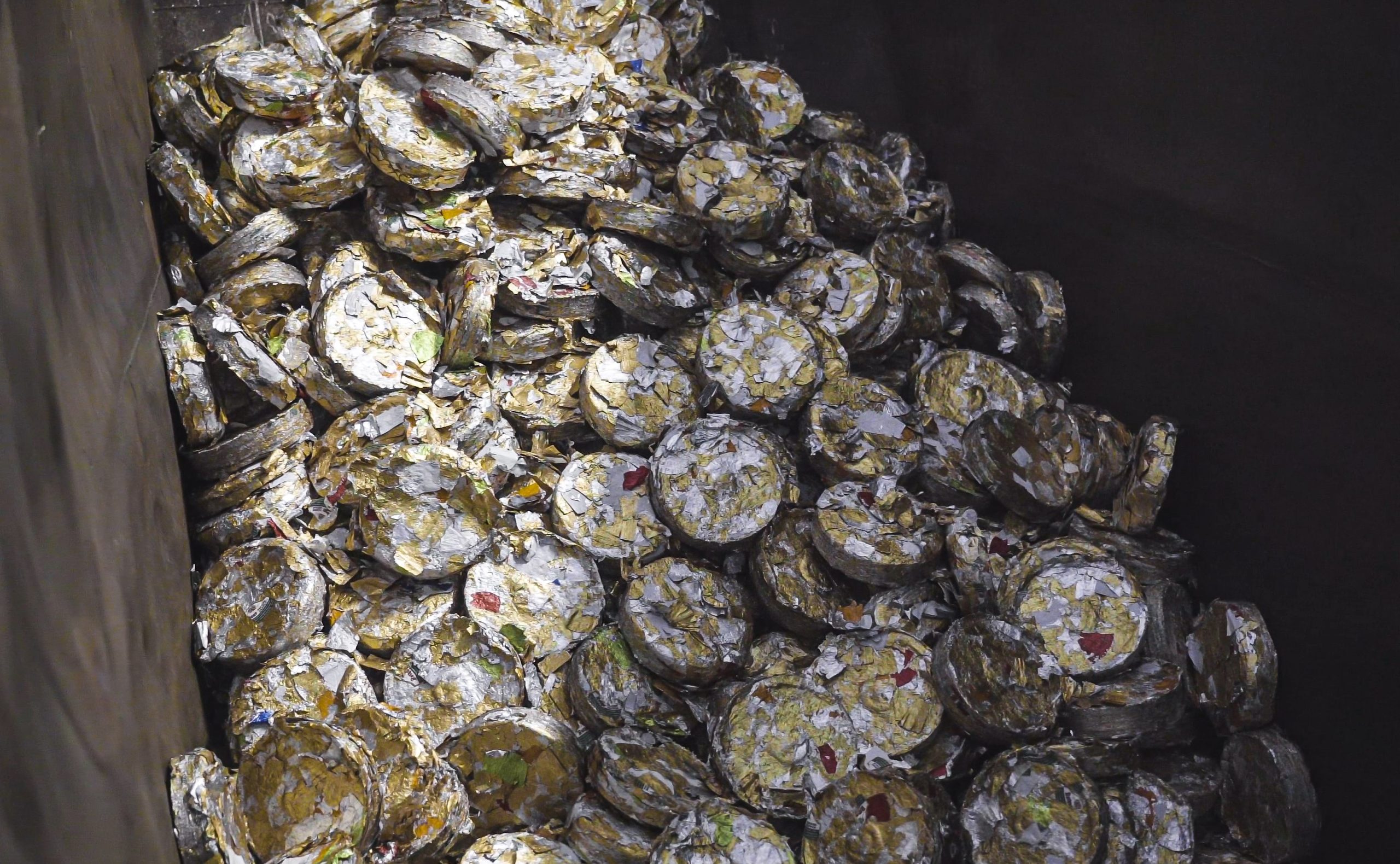 Sammlung von verpressten Bierflaschen Aluminium Labels in einem Container