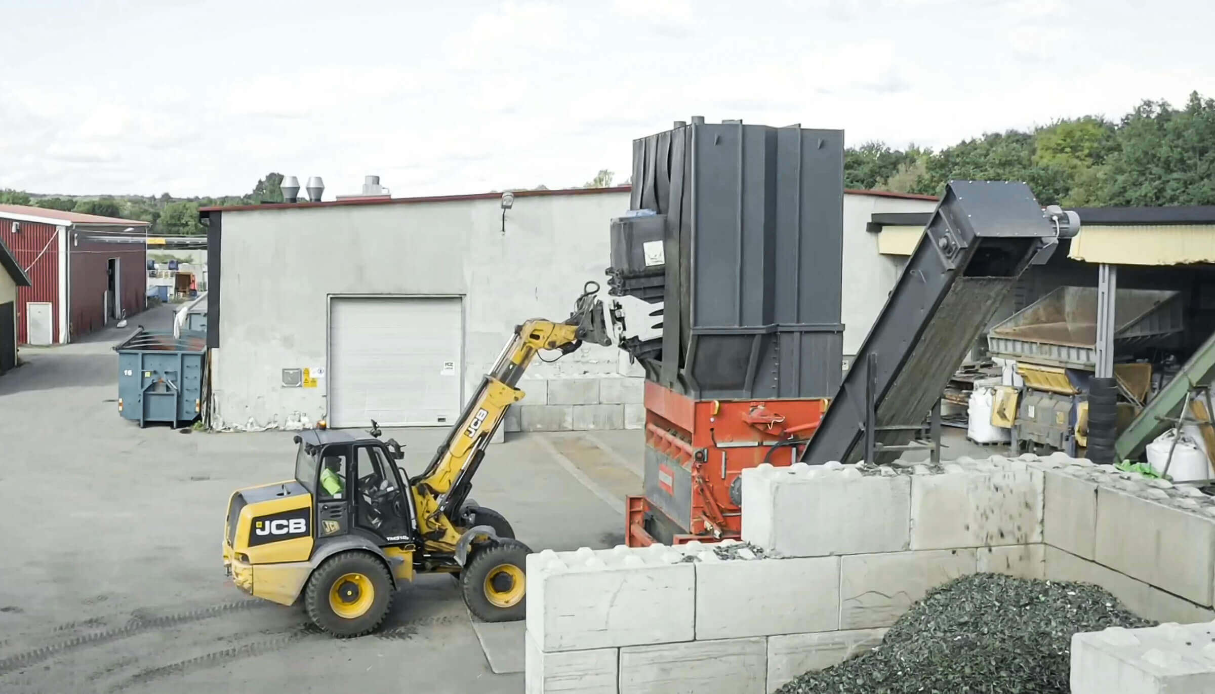 PowerLine shredder in outdoor installation, fed by a wheel loader