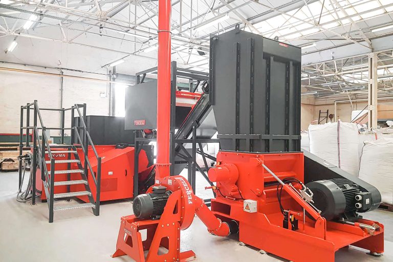 Recycling machinery with suction sytem