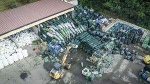 Materiallager aus alten Mülltonnen, Rohre aus HDPE und verschmutzten Hartkunststoffabfällen
