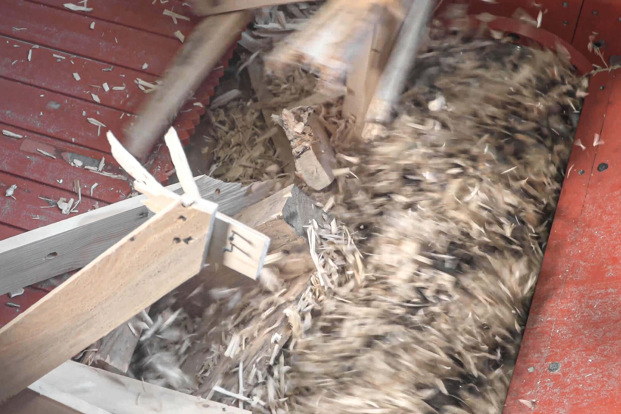 Paletten shreddern mit Blick in den Zerkleinerer auf den Rotor