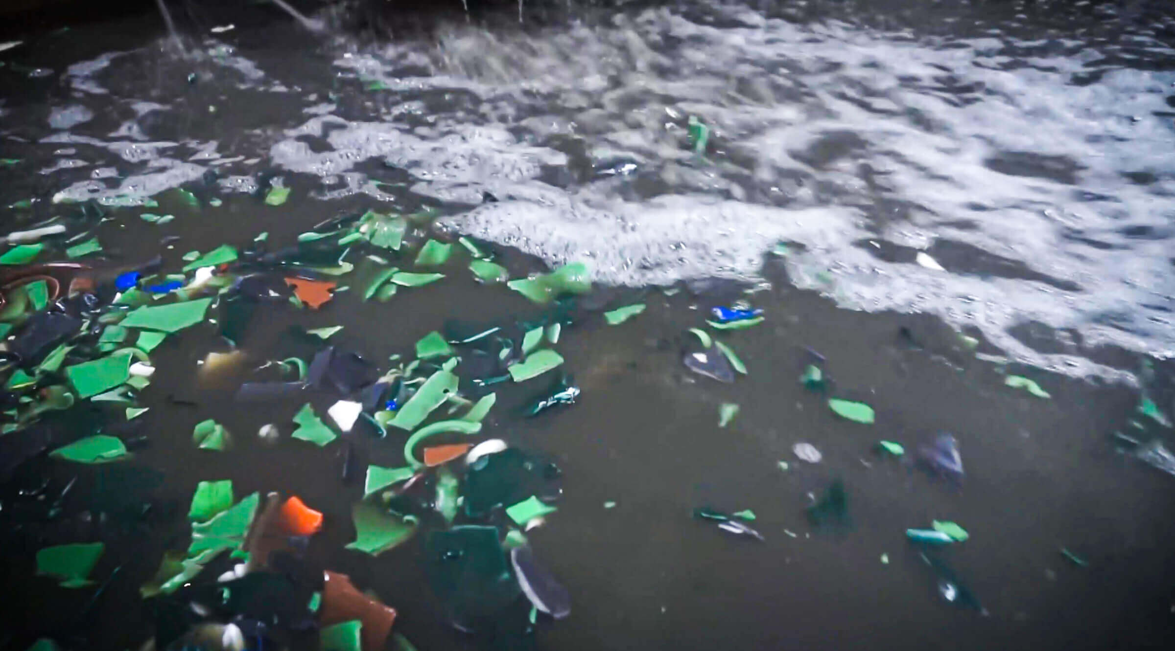 Das zerkleinerte Plastik wird gewaschen