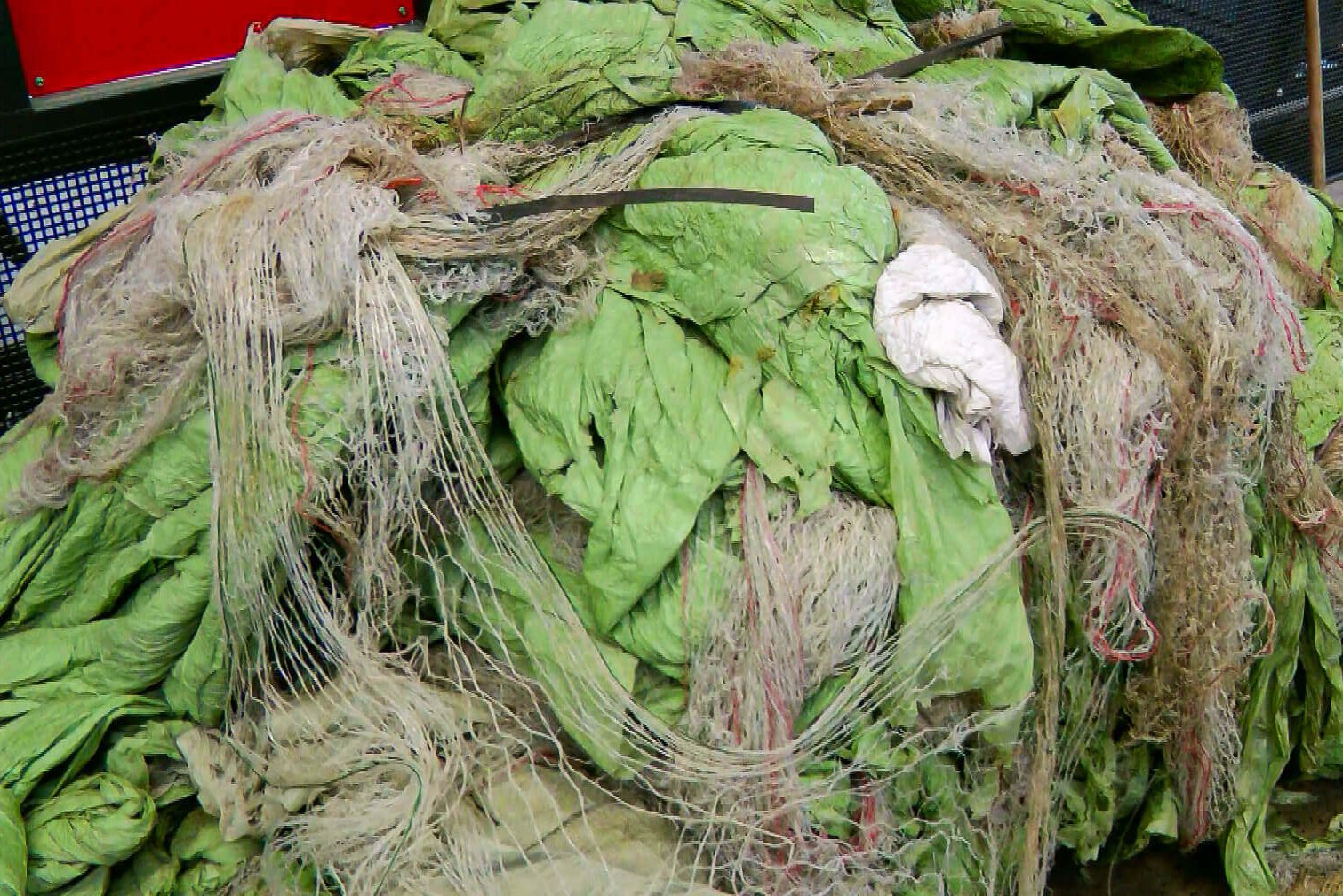 Verschmutzte Landwirtschaftsfolie, Erntegarn und Rundballennetze