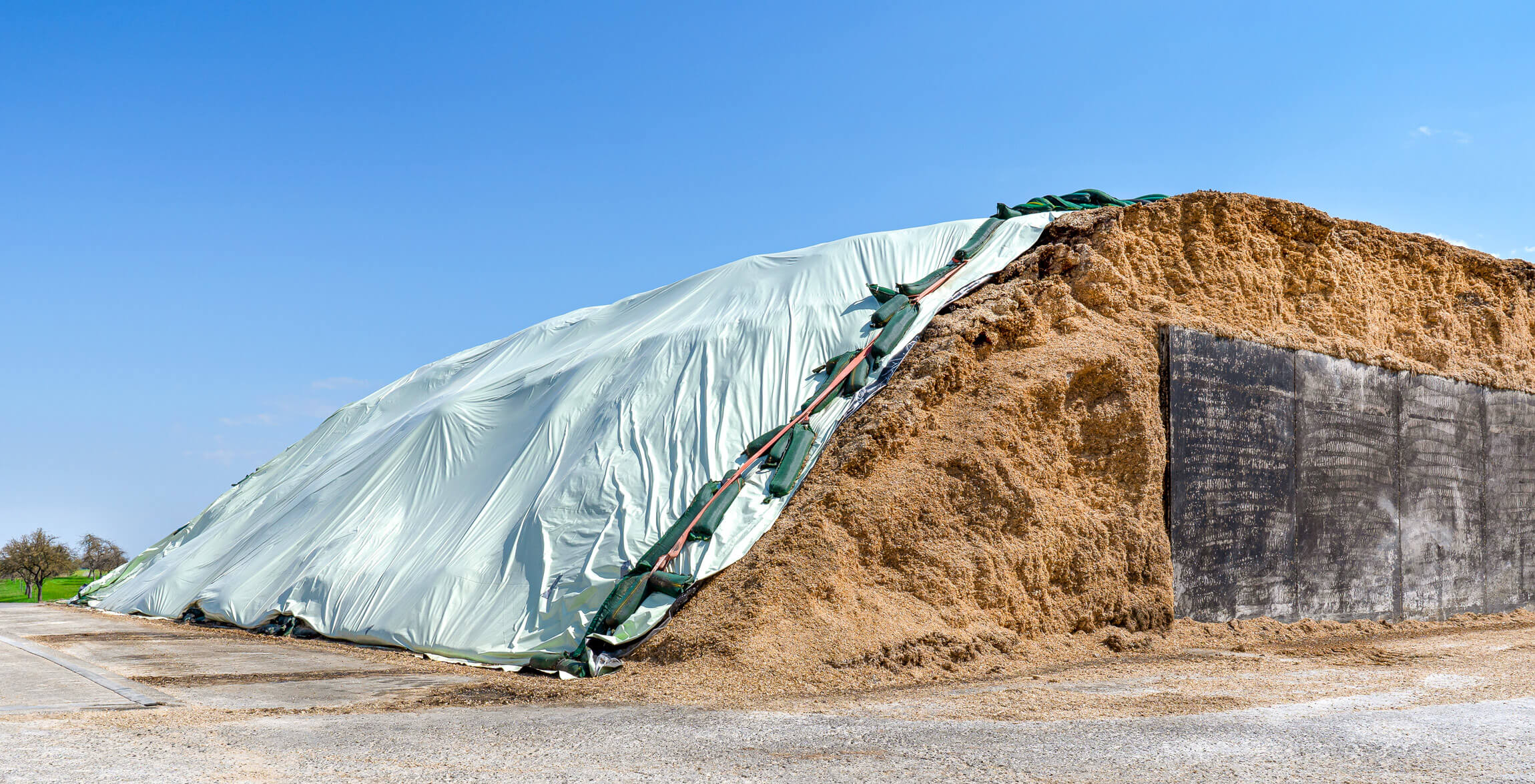 Seitenwandfolien und Unterziehfolien werden bei der Futtersilierung in Fahrsilos eingesetzt