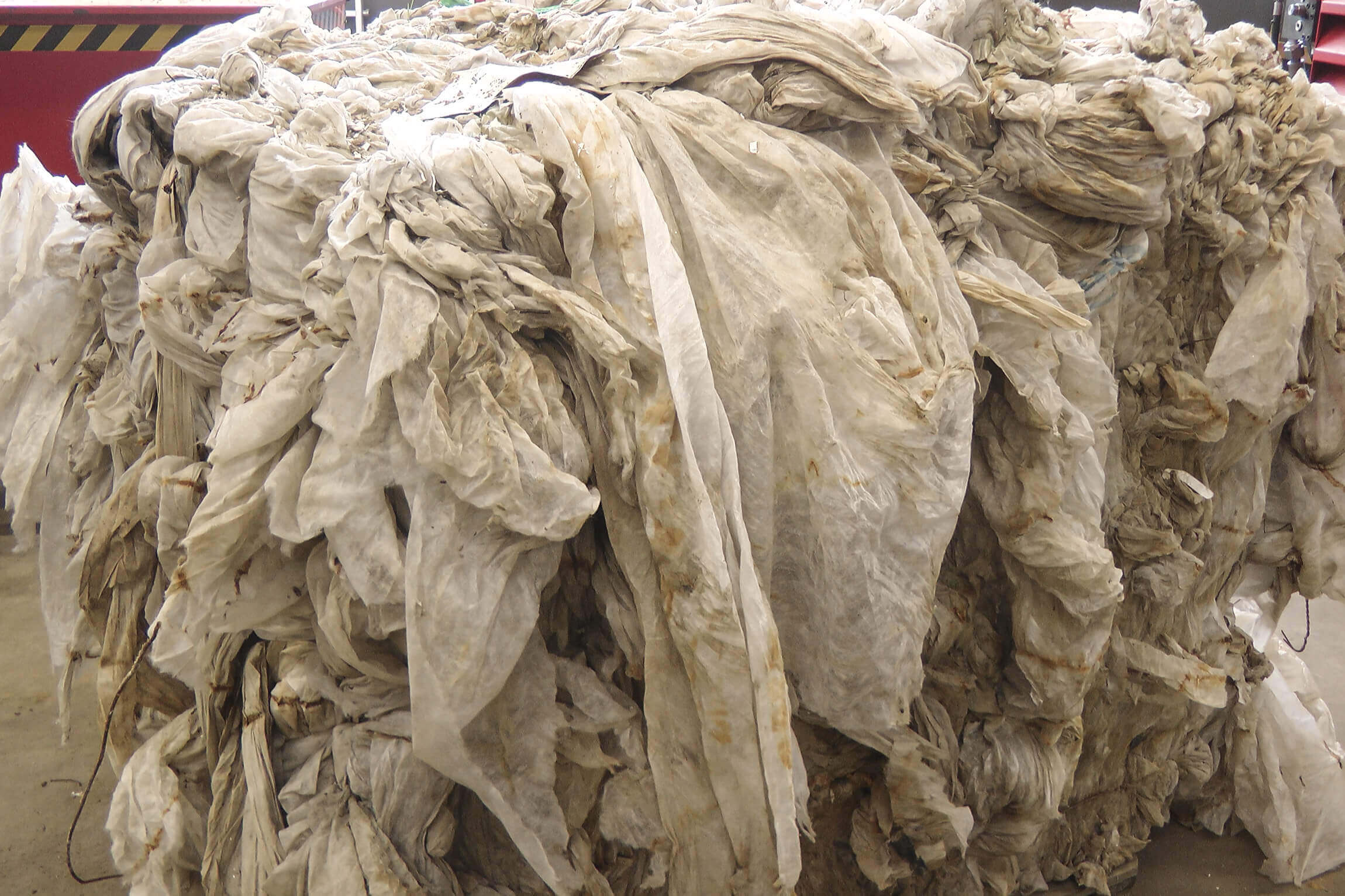 Kontaminierte Agrarfolie wird in Ballen gelagert und transportiert