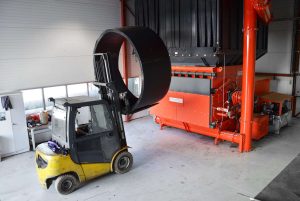 Wheel loader loads huge pipe cuttings into the WEIMA WLK Super Jumbo single-shaft shredder