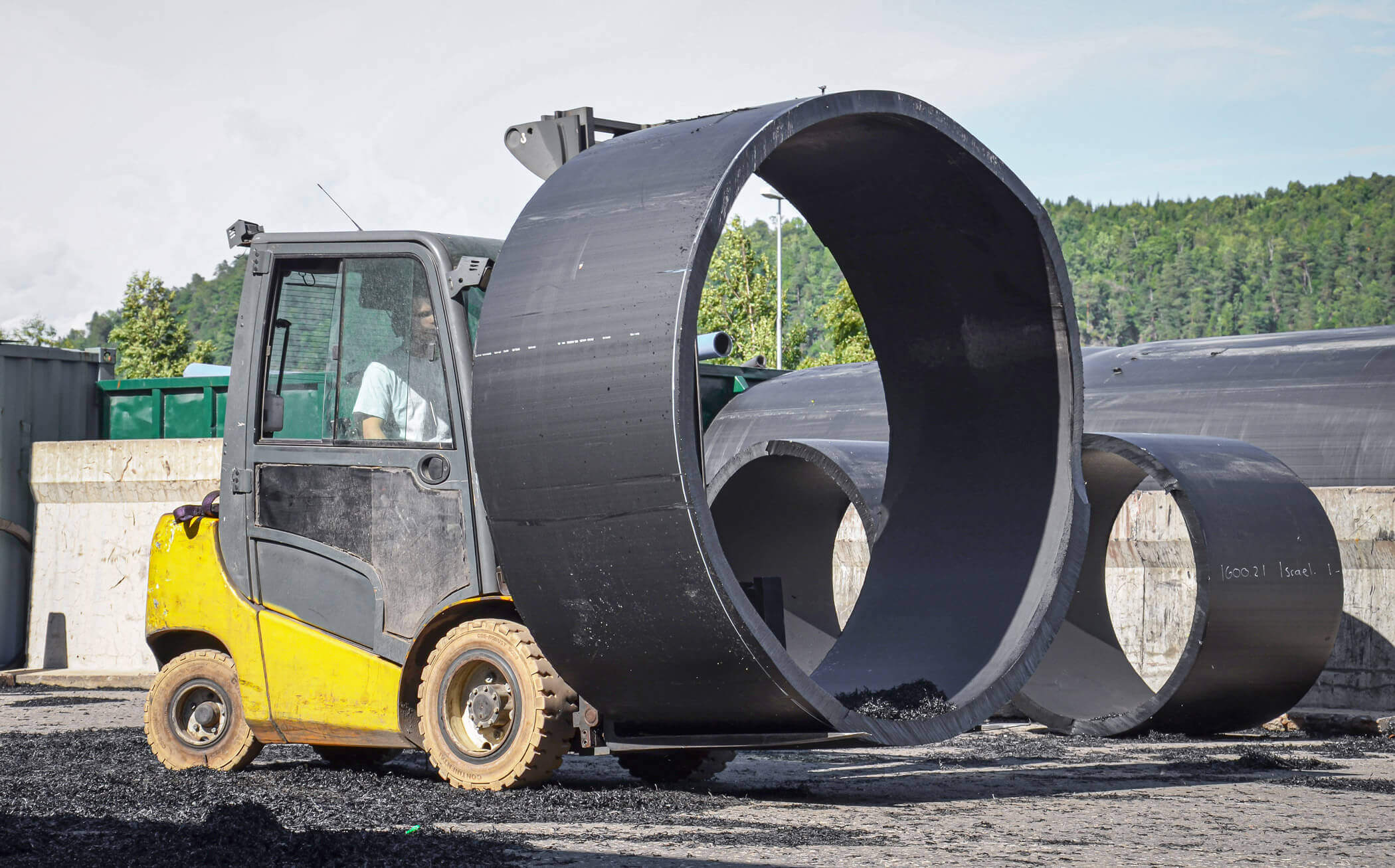 Pipeline pipes are transported with wheel loader